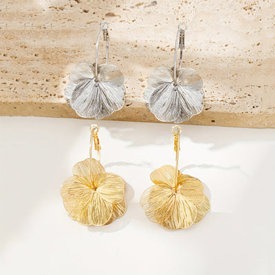 ゴールドの穴あきイヤリング