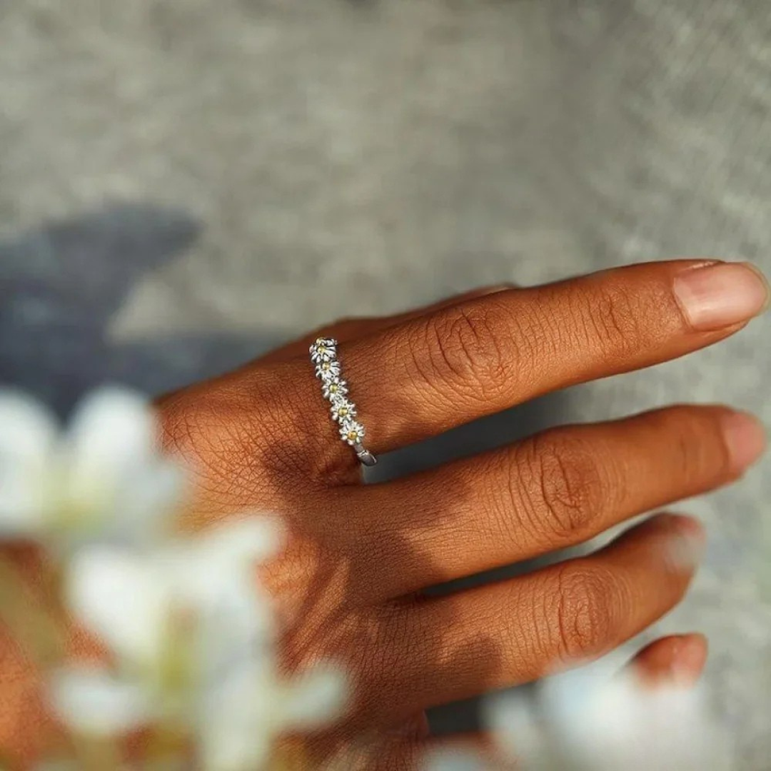 可調節のシルバーのデイジーリング、手描きのエナメル付き