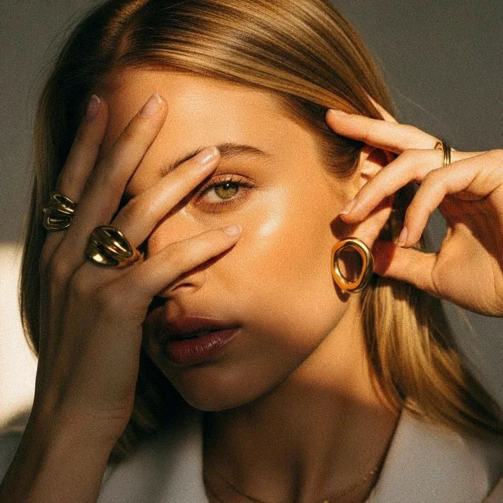 オーバル型のオープンラケルピアス