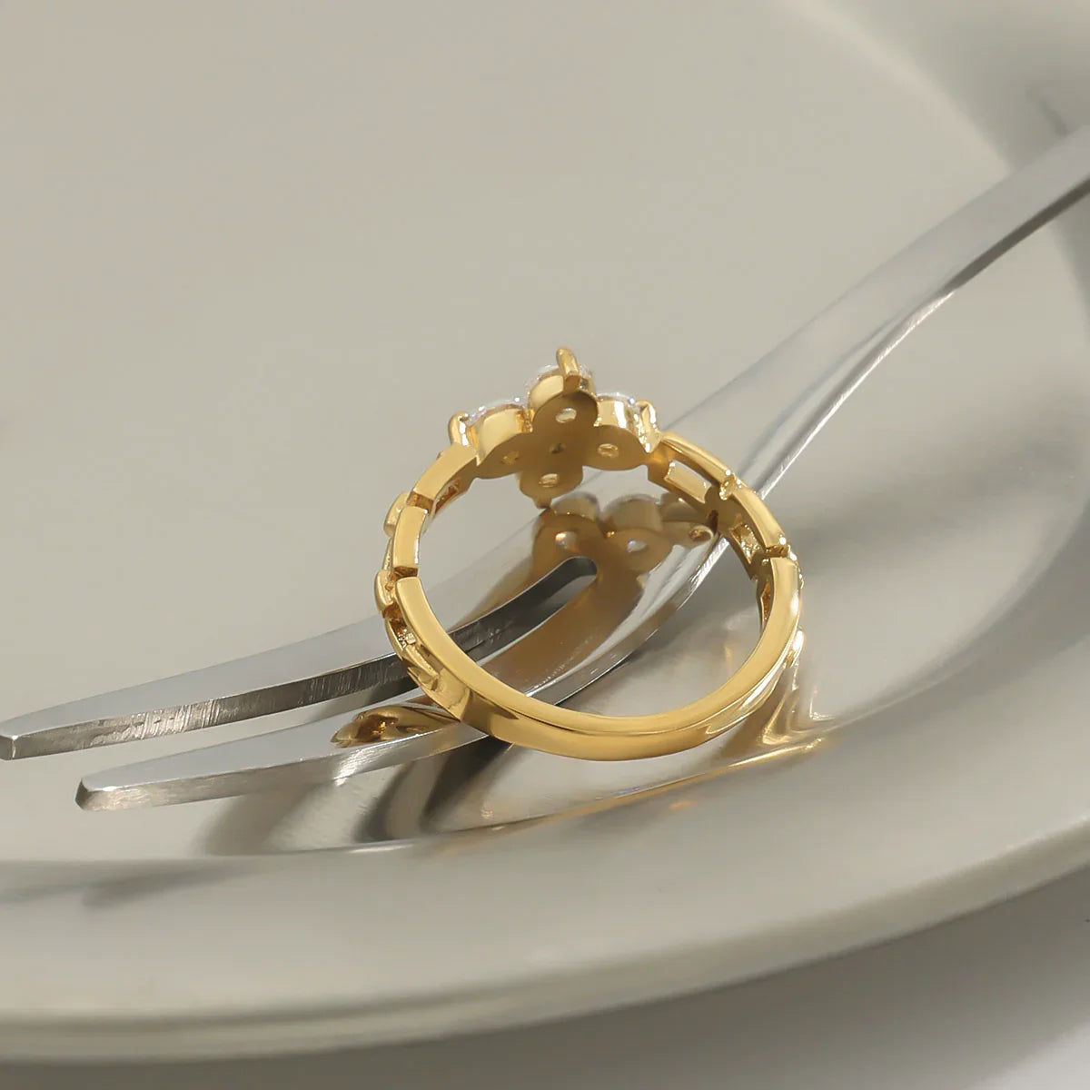 クレイステインダイヤモンドリング（花びらデザイン）