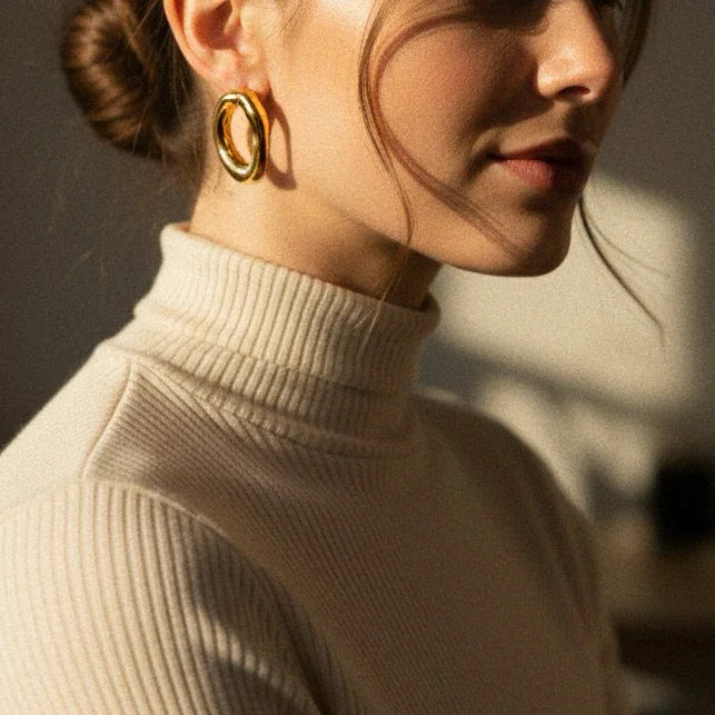 オーバル型のオープンラケルピアス