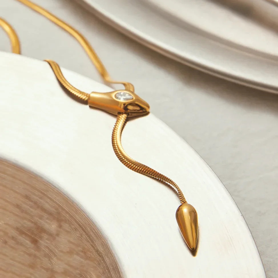 ザリリのゴールドスネークネックレス