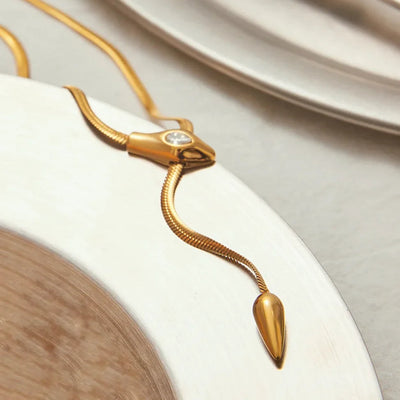 ザリリのゴールドスネークネックレス