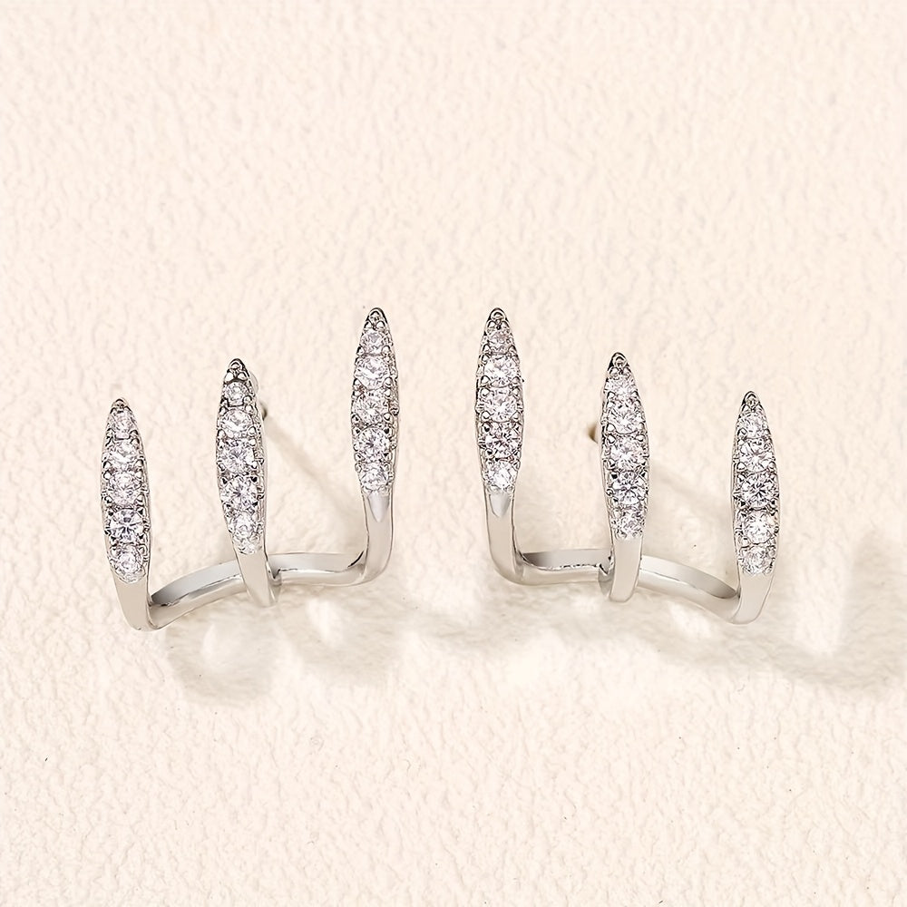 宝石で飾られた三つ爪のエレガントなイヤリング