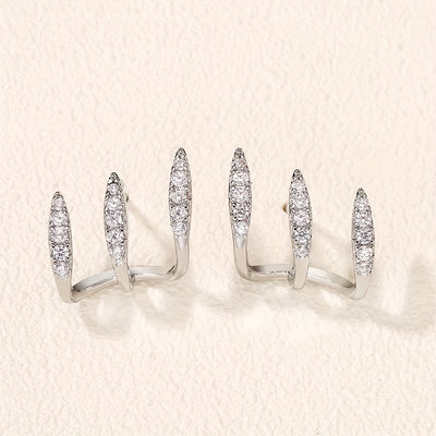 宝石で飾られた三つ爪のエレガントなイヤリング