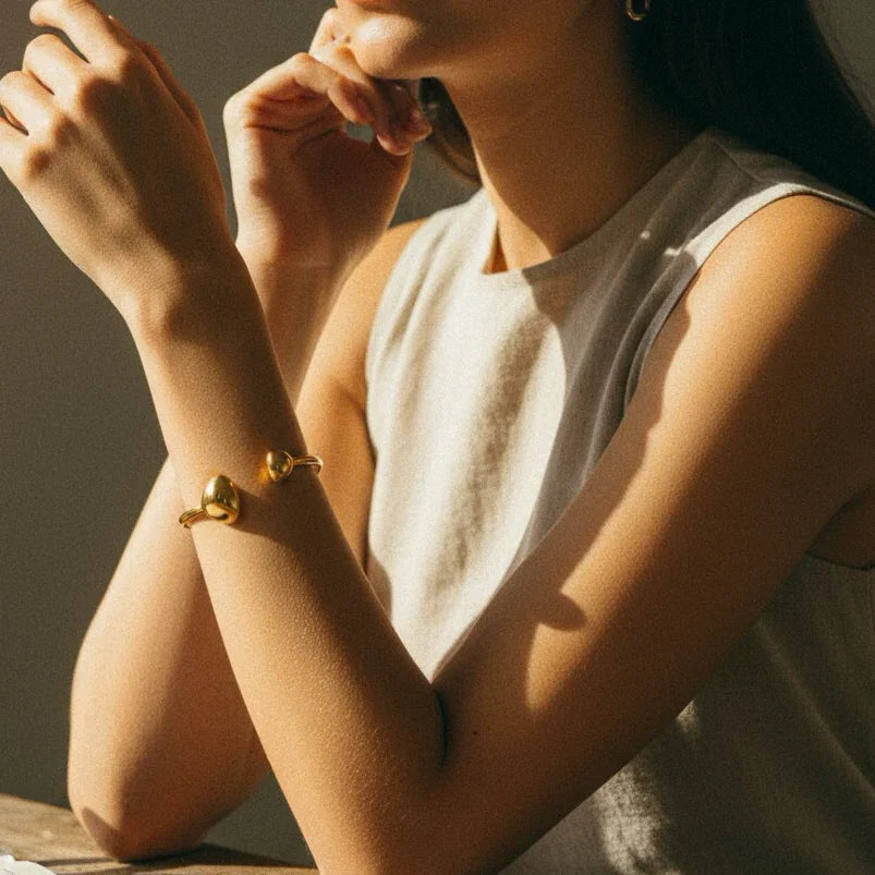 シンプルなゴールドマルリーバングル