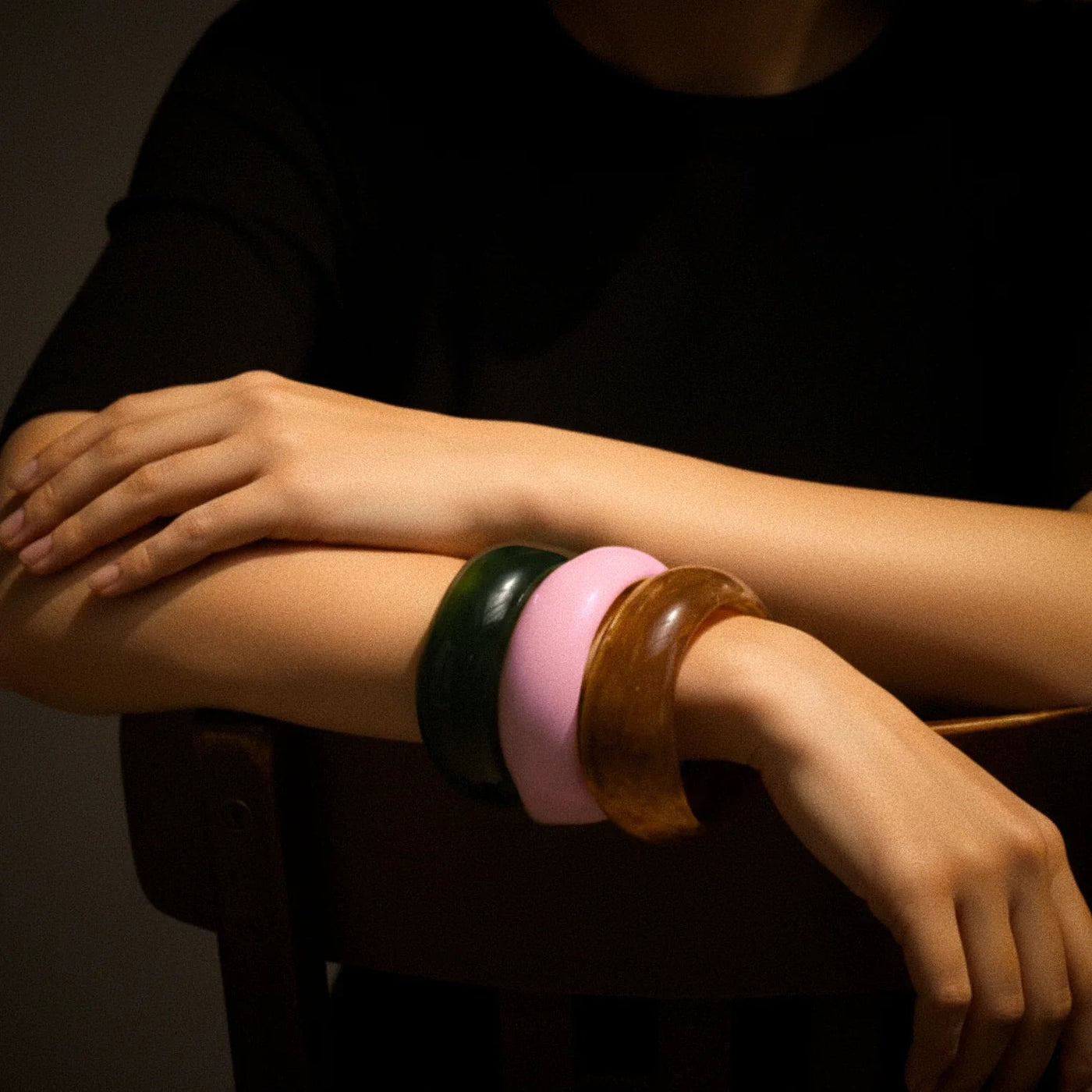 秋のジュリアナ彫刻ブレスレット