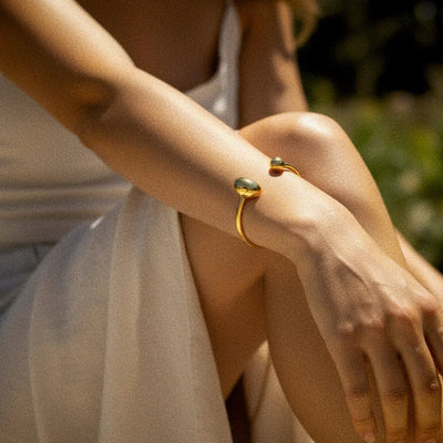 シンプルなゴールドマルリーバングル