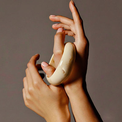 秋のジュリアナ彫刻ブレスレット