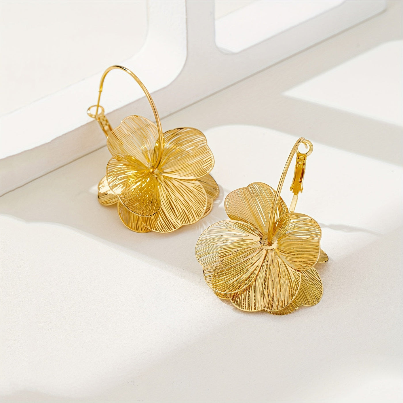 ゴールドの穴あきイヤリング