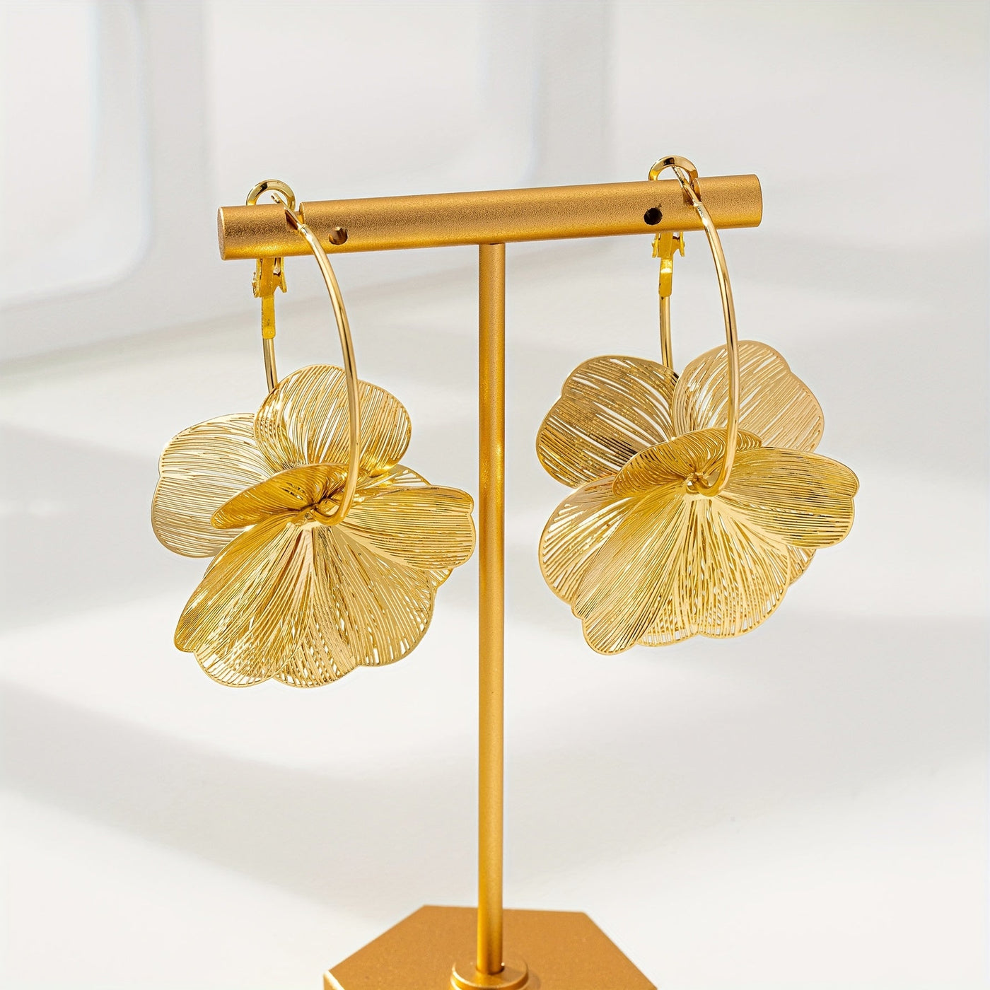 ゴールドの穴あきイヤリング