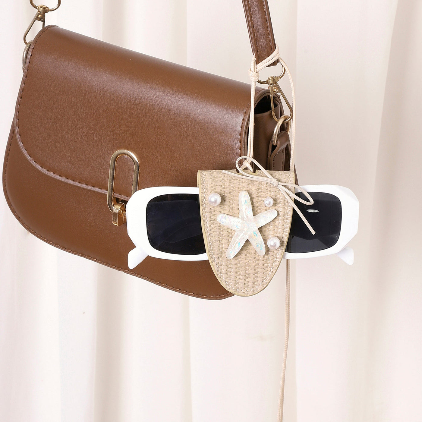 バケーション準備完了 サングラスとスカーフホルダーバッグチャーム