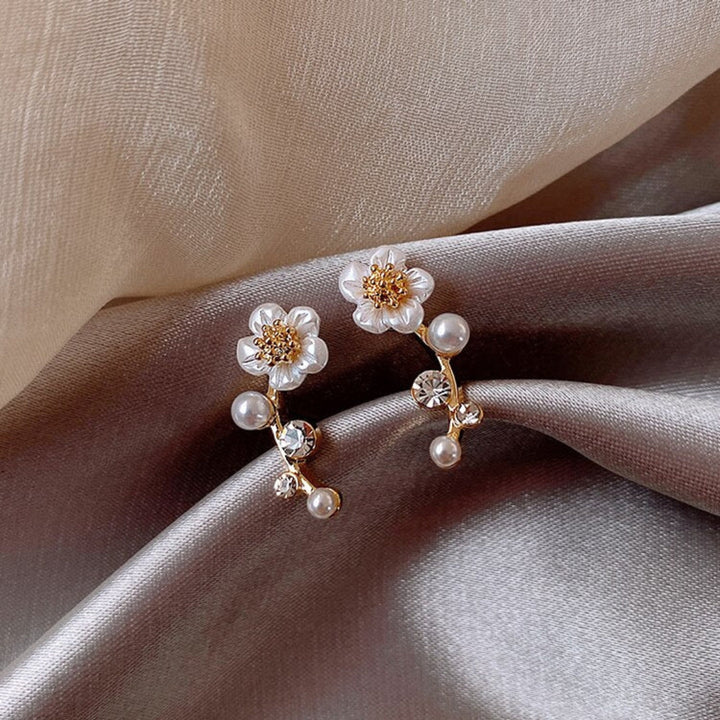 パールと花のエレガントなイヤリング