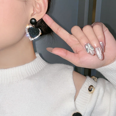 ゴールドの黒いハートのピアス