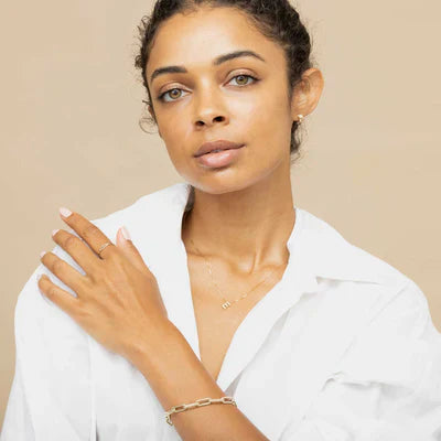 シックなラブレターゴールドイニシャルネックレス