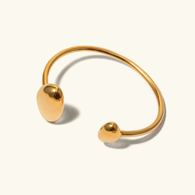 シンプルなゴールドマルリーバングル