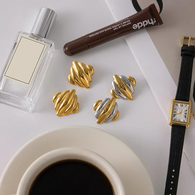 マキシンの波形ゴールドイヤリング