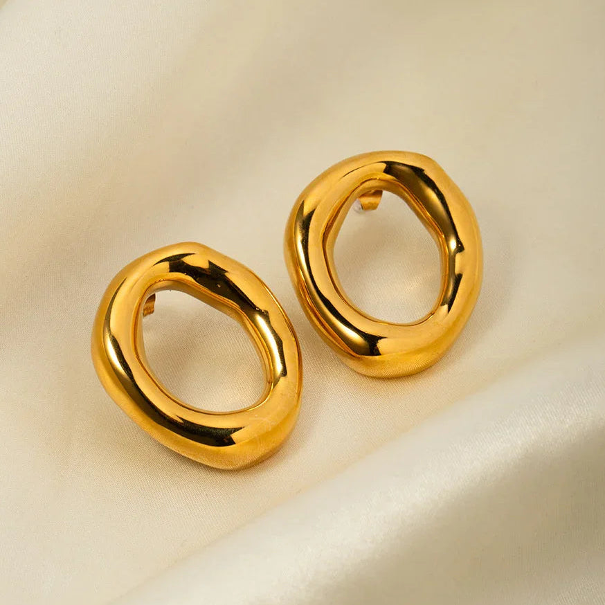 オーバル型のオープンラケルピアス