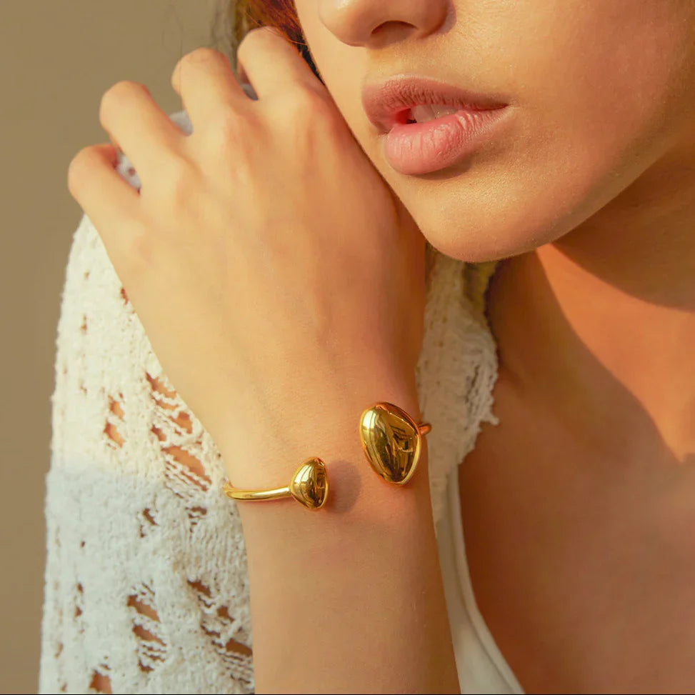 シンプルなゴールドマルリーバングル