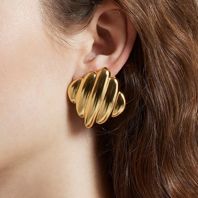マキシンの波形ゴールドイヤリング