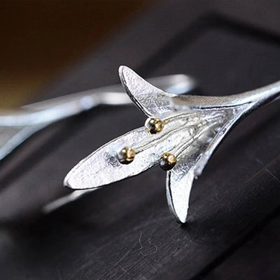 エレガントなシルバーの花のイヤリング