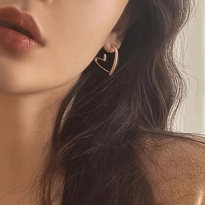 エレガントなハート型のピンクゴールドのイヤリング