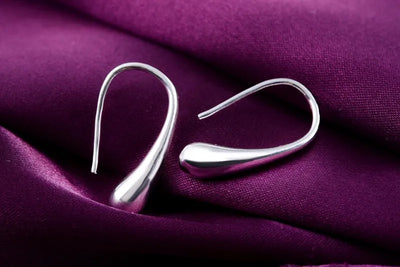 水滴型のスターリングシルバーのフープピアス