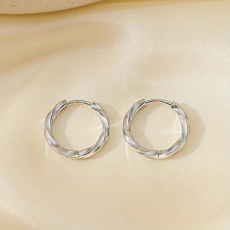 シンプルなジオメトリックピアス