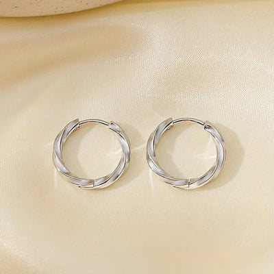 シンプルなジオメトリックピアス