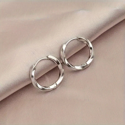 シンプルなジオメトリックピアス