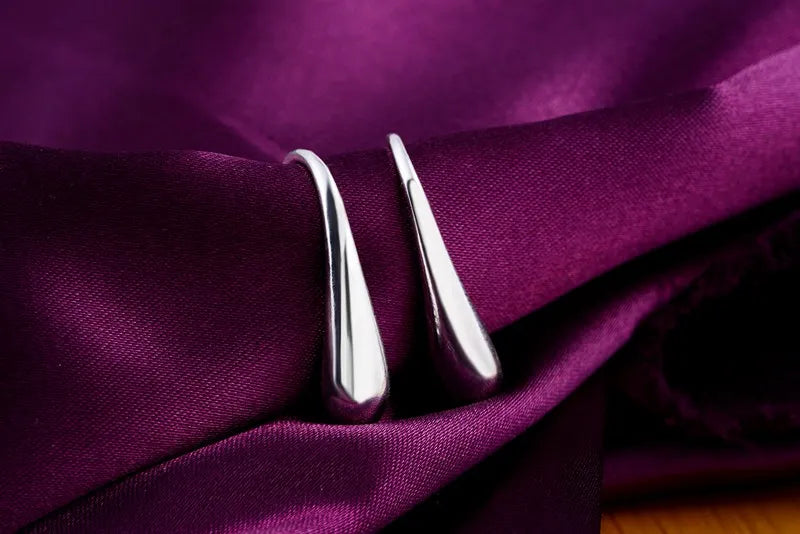 水滴型のスターリングシルバーのフープピアス