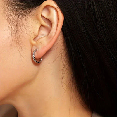 シンプルなジオメトリックピアス