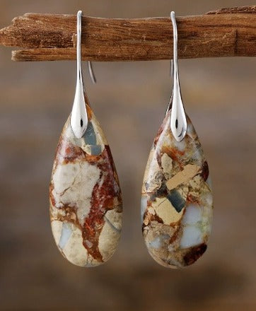 エレガントなオーバルストーンピアス