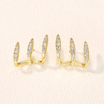 宝石で飾られた三つ爪のエレガントなイヤリング