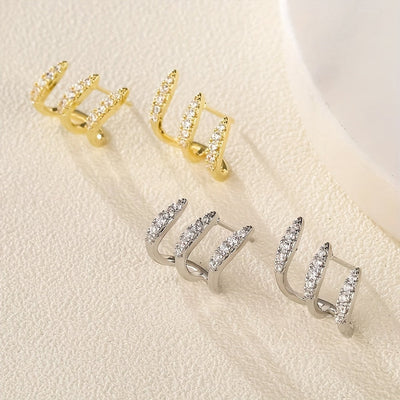 宝石で飾られた三つ爪のエレガントなイヤリング