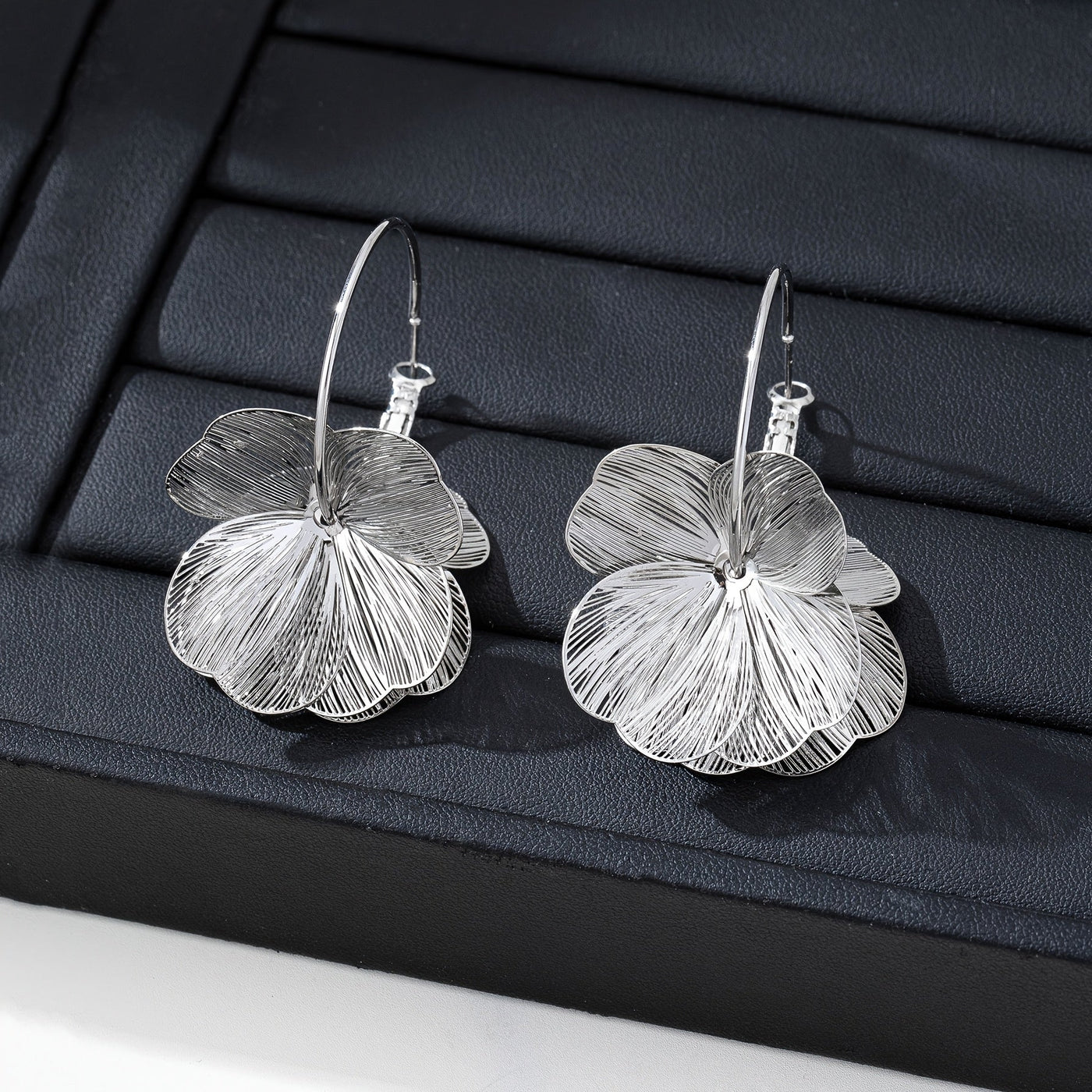 ゴールドの穴あきイヤリング