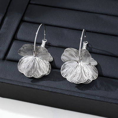 ゴールドの穴あきイヤリング