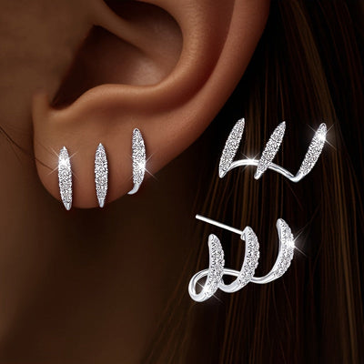 宝石で飾られた三つ爪のエレガントなイヤリング