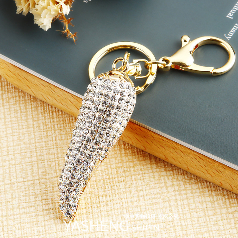 スタッズ付きレッドチリバッグと財布チャーム