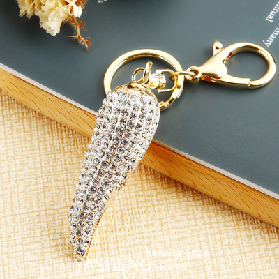 スタッズ付きレッドチリバッグと財布チャーム