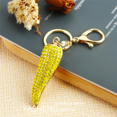 スタッズ付きレッドチリバッグと財布チャーム