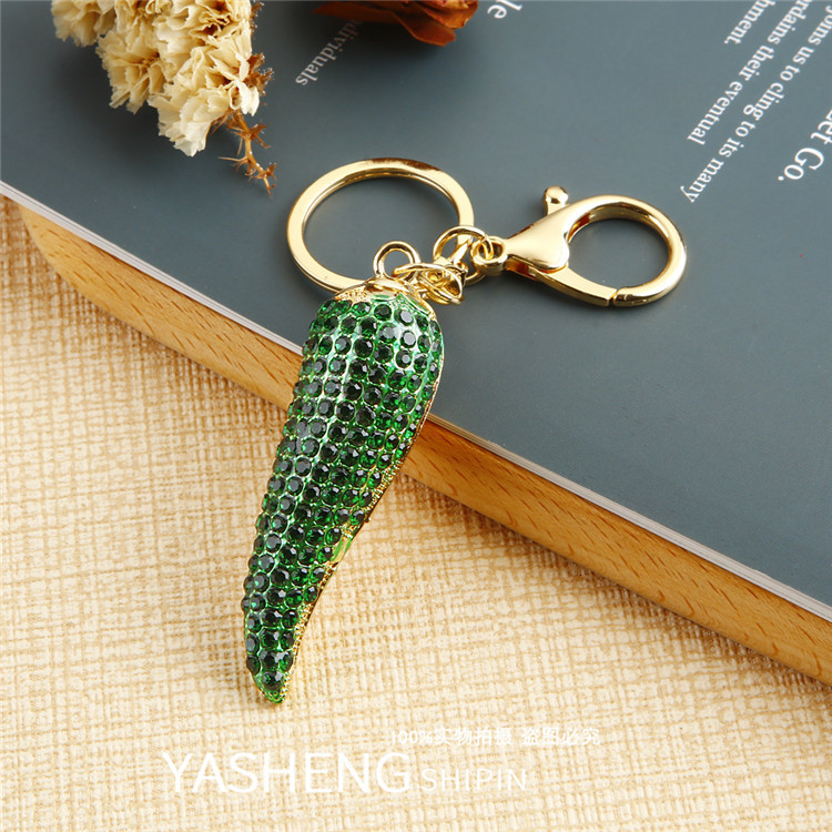 スタッズ付きレッドチリバッグと財布チャーム