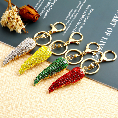 スタッズ付きレッドチリバッグと財布チャーム