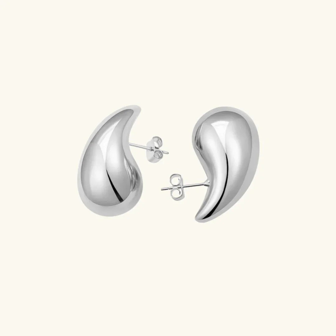 サンドラの涙型ゴールドイヤリング